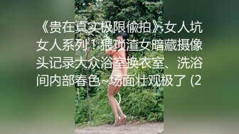 身材和腿都非常好看的骚妹纸“口”渴了，就在沙发椅上拿出虚拟男友玩了好一阵子