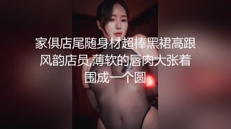 KTV花魁斗艳 两个陪酒小美女一起上厕所 不过我喜欢黑衣服的