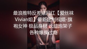 红唇大奶少妇浴室洗澡学生制服自慰啪啪，翘起大屁股扭动震动棒后入，特写口交舔屌骑上来自己动浴室跪地口交