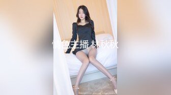 高颜值情侣寻求刺激，购物广场更衣室直接干了起来，美女也能这么骚，手握大鸡巴吃得贼香！