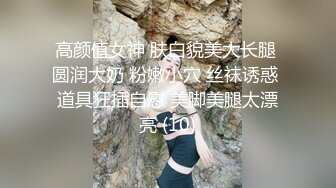 白嫩漂亮小少妇 做多人运动 被几根大鸡吧轮流怼的大奶子乱颤抖 骚叫不停 这下两张嘴都吃饱了